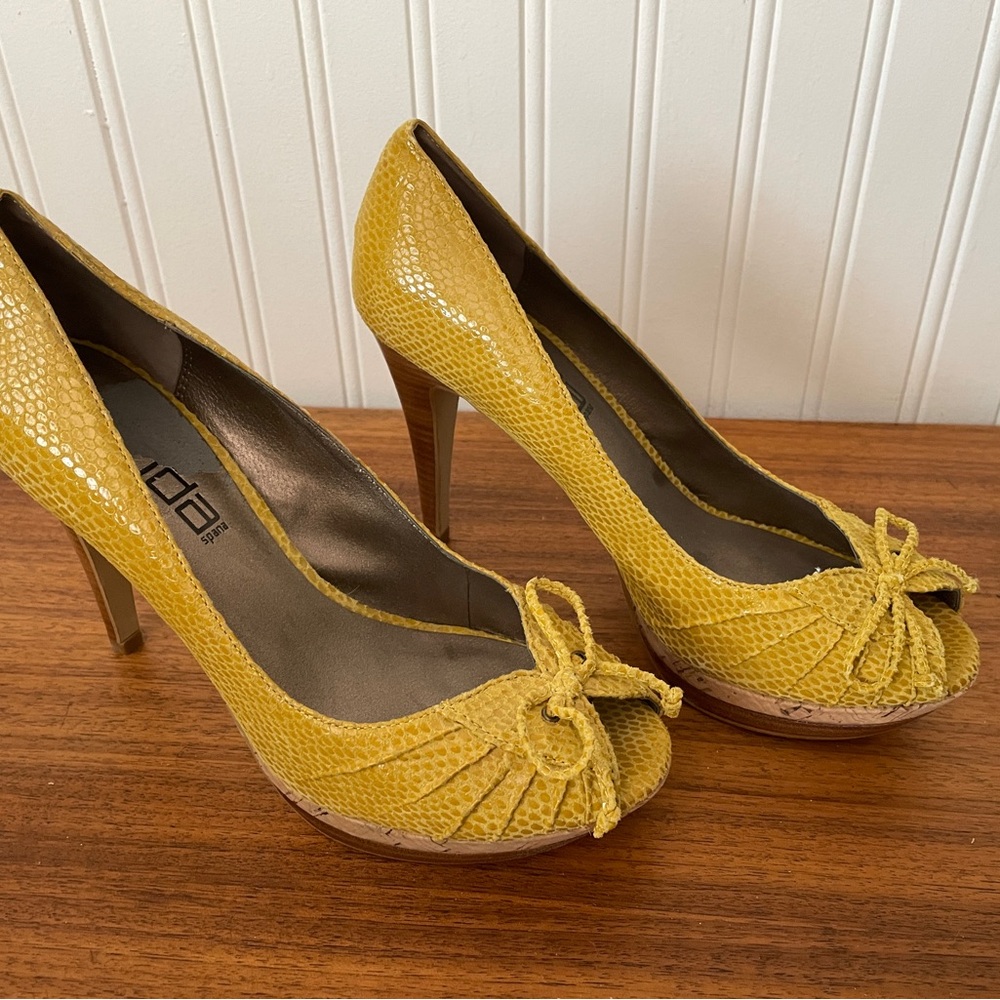 Moda Spana Yellow Textured Heels